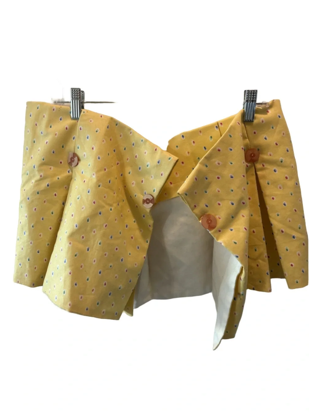 Yellow Polkadotted Small Curtain With Plates